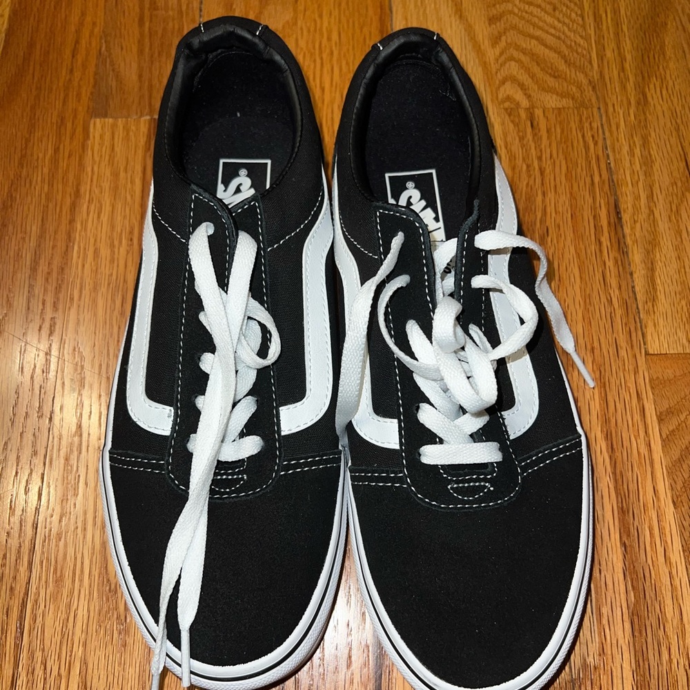 Women’s size 10 Black and white Old Skool Vans. Never worn